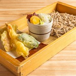旨味あふれる鶏肉を特製ダレに漬け込み、香ばしく揚げました。