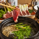 鮭の旨みといくらのプチプチ感が絶妙に絡み合い、香り豊かな釜飯ご飯を楽しめる贅沢な一品です。