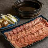 薄切りの牛タンをさっと湯にくぐらせれば、柔らかく牛タンの旨味が口いっぱいに広がります。※2人前からのご注文となります

追加具材：〆のうどん385円、〆の雑炊385円