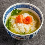 薄切りの牛タンをさっと湯にくぐらせれば、柔らかく牛タンの旨味が口いっぱいに広がります。※2人前からのご注文となります
追加具材:〆のうどん385円、〆の雑炊385円