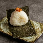 梅干しを包んだ、定番の和風おにぎり。