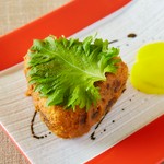 ピリッと辛く旨味たっぷりの明太子をたっぷり包んだおにぎり。