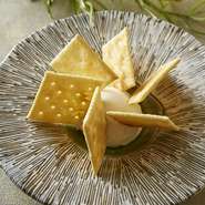 クリームチーズの滑らかさとクラッカーの食感をお楽しみください