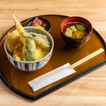 野菜天ぷら4点、白身の天ぷら1点、海老の天ぷら1点の天丼です。