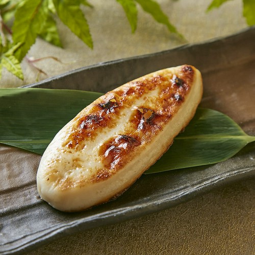 素材からこだわり、鯛など白身魚のすり身でつくる『笹かまぼこ』