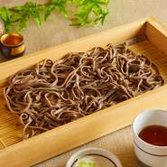 山形県産の玄蕎麦の実を使用した六金オリジナルの田舎蕎麦を板蕎麦やつけ蕎麦、冷やしつけ蕎麦など様々な形でご提供致します。殻をつけたまま石臼で挽くことで香りや食感がより感じられます。また、二八蕎麦も用意しておりますので苦手な方にも田舎蕎麦をお楽しみいただけます。