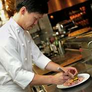 【Trattoria Mari e Monti】では、オープンキッチンが採用されています。シェフが料理を作っている様子を見ることが出来ます。料理を待つ間にも卓越した技を視覚で楽しめます。