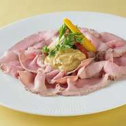 イタリアから直接仕入れている子牛肉やポルチーニ茸を使っています。食材の味を活かすため、飾らずにシンプルな調理法や味付けを心がけています。