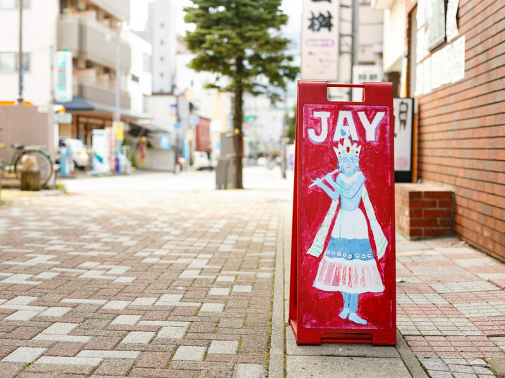 隠れ家と呼ぶにふさわしい、細い路地裏に在ります