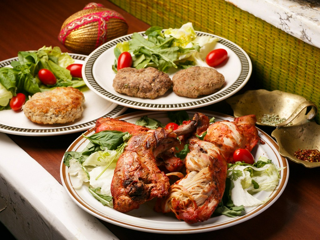 焼いた肉料理『タンドリームルグ』『シャミカバーブ』『ラムカツレツ』※手前から