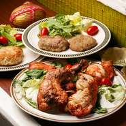『タンドリームルグ』は鶏肉をヨーグルトとスパイスに漬け込み、『シャミカバーブ』『ラムカツレツ』はラムを挽くことから始めます。『シャミカバーブ』には、玉葱・ピーマンなどで野菜の甘みもプラス。