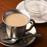 水と牛乳にホールスパイスを入れて煮たて、チャイ用の紅茶を入れます。チャイ用の紅茶を使うことで、しっかり煮出しても渋くない味の濃い紅茶がつくられます。温かく濃厚でまろやかなチャイをお楽しみください。