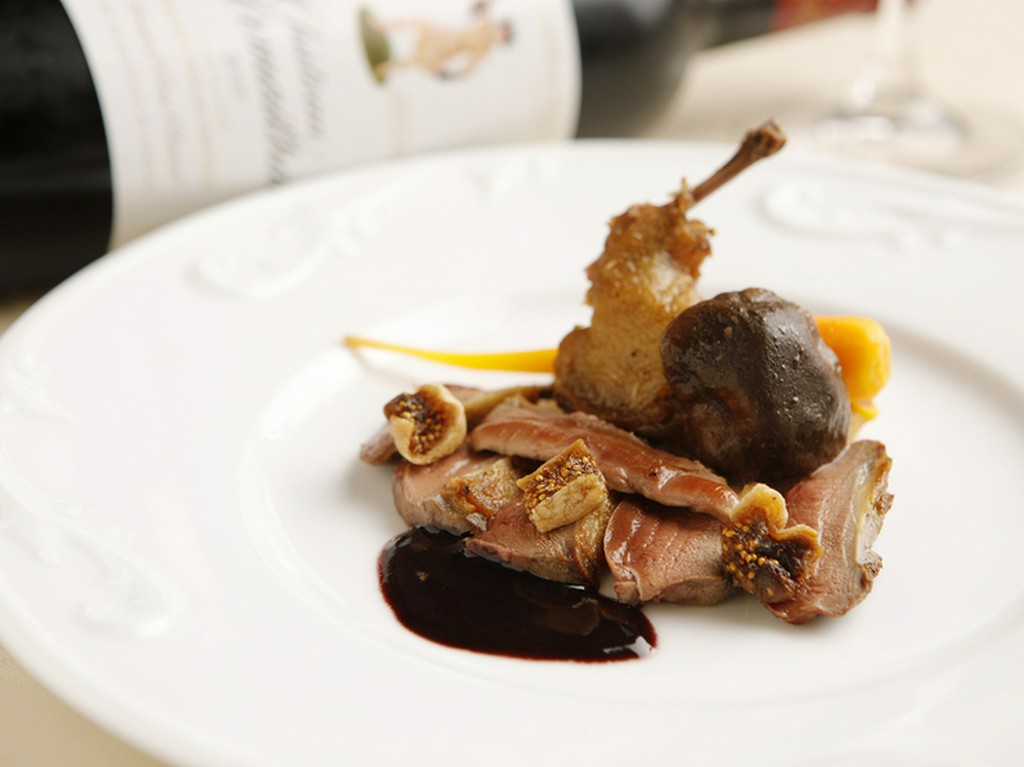 お肉の柔らかさと香りを楽しめる『仔鳩のポワレ』