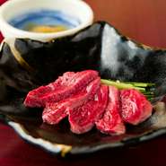 気仙沼で古くから食べられてきたモウカザメの心臓の刺身『気仙沼　もうかの星』など、ほかではあまり味わえない珍しい料理が人気。ほかにも、漁港に近い仙台ならではの新鮮な魚料理が揃います。