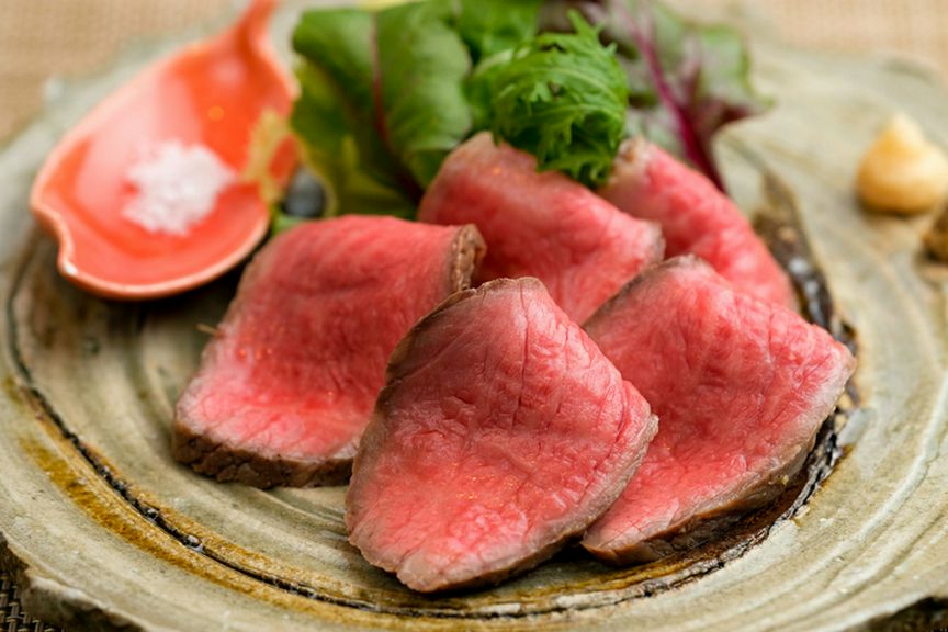 国産牛の腕肉を厳選して作った絶品『自家製ローストビーフ』