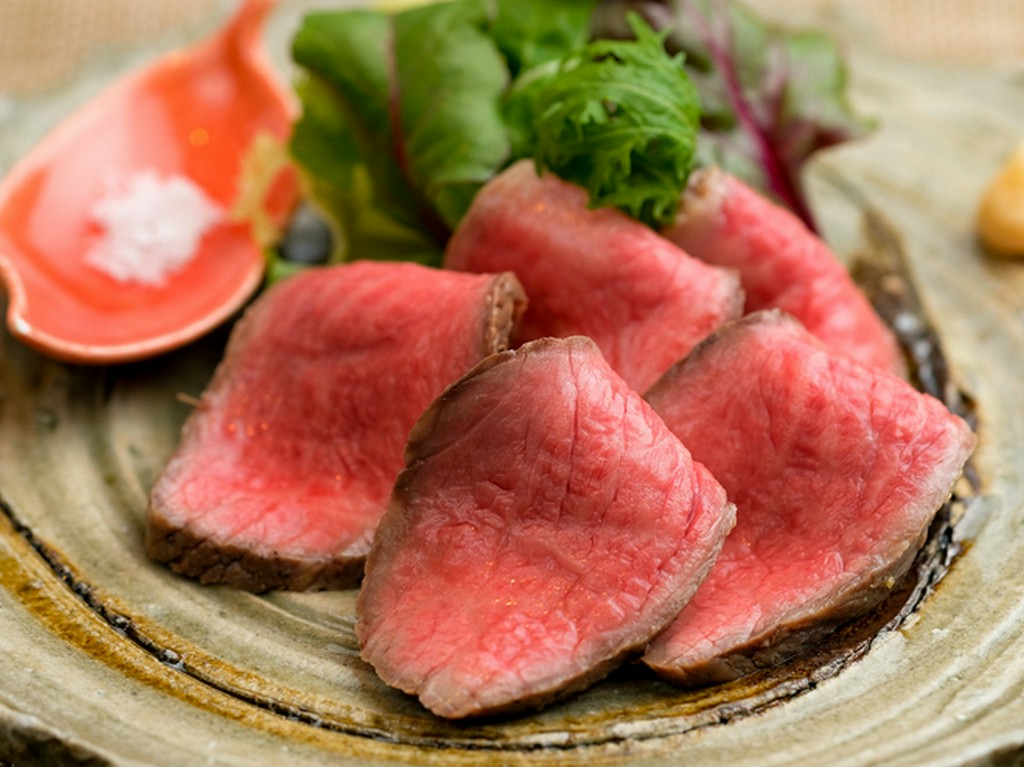 国産牛の腕肉を厳選して作った絶品『自家製ローストビーフ』