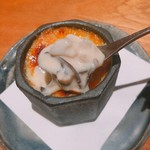 料理人が和食店での修業経験を活かして作った、和風仕立てのグラタン。ホワイトソースも手作りで、大き目に切った海鮮がゴロゴロと入っているところがポイントです。