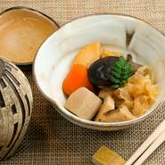 和食の定番『筑前煮』は、1つひとつの食材を丁寧に調理、味付けすることで、常にぶれない味を提供。