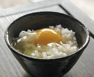 淡路島の平飼い卵と自家製あわせ醤油
昔ながらのレモンイエローのシンプルなTKG