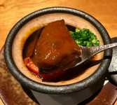 北海道宗谷岬で育てられた宗谷黒牛のフレッシュな頬肉を自家製デミグラスでじっくり煮込みました