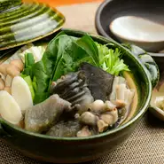 臭みがなく、食べやすいとリピーターから絶大な人気を誇るメニュー。わりだしを使わず、すっぽんのみでだしをとったスープは、濃厚で旨みたっぷりです。二人でシェアして食べてもOKです。