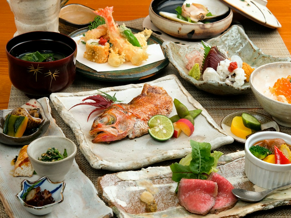 季節の鮮魚から肉料理まで、旬の食材を味わいつくせるコース