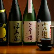日本酒へのこだわりも【旬鮮彩庵　竹膳】の自慢の１つです。つくり手の顔がわかる、確かなものを提供したいという思いから、女将自らが蔵元に足を運び、店の料理に合う日本酒をラインアップ。なかでも岐阜産の日本酒「三千櫻」や「小左衛門」がおすすめ。日本酒のおいしさを左右するという「仕込み水」も用意しています。
