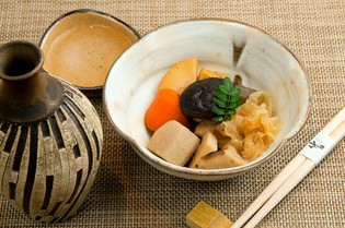 食材の味を丁寧に引き出す、ぶれない味が自慢の『筑前煮』