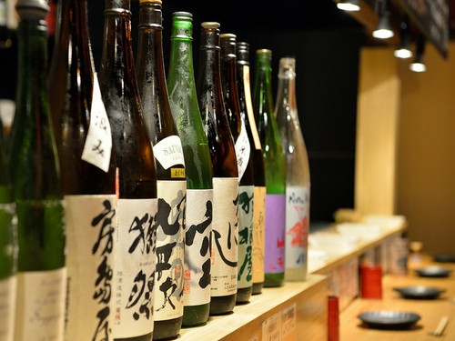 日本酒は、飲み比べに最適な60mlと1合サイズから選択