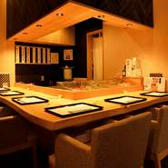 旬食材を堪能できるコースもご用意。季節の会席料理に鮨が付く『おおぞね鮨会席』4000円（＋税、2名様～）、おつまみ7品とにぎり10貫を満喫できる『大将おまかせコース』（＋税、1名様～）が好評です。