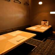 掘りごたつ式のゆったりくつろげる個室があり、最大8名様までOK。プライベート感を大切にしたい接待や会食、和気あいあいのご家族の集りに最適の空間です。ご利用は無料。人気の部屋なので、早めのご予約を!