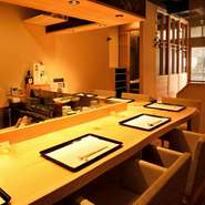 ご夫妻でなど、大人世代のデートのご利用も多い店です。カウンター席、テーブル席とも、ゆったり憩える雰囲気。季節の食材尽くしの料理や鮨は、記念日を祝うお食事にもぴったり。大将と女将が精一杯もてなします。