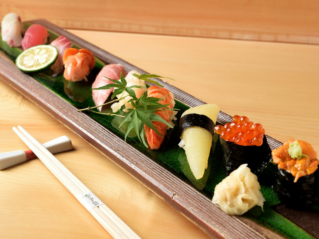 その日のおすすめのネタ10種を楽しめる『特上にぎり』