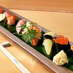 その日のおすすめのネタ10種を楽しめる『特上にぎり』