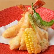 その時季の旬魚介と季節野菜4～5種が登場。大将独自の衣の配合と揚げ方の工夫で、サクッと軽やかな天麩羅に。素材本来の味わいが生き、食べ疲れしないおいしさです。鮨の前の一品におすすめ!