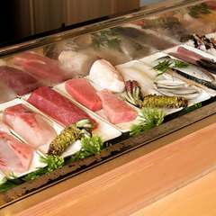 カウンター席の目の前にあるネタケース。