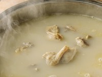 佐賀「みつせ鶏」のガラを3日間かけて炊き込み、鶏の旨味を凝縮させたスープが体に染み渡る逸品。スープには岩塩のみを加え、佐賀「みつせ鶏」骨付きもも肉やつくね、新鮮なお野菜とご一緒に味わってください。
