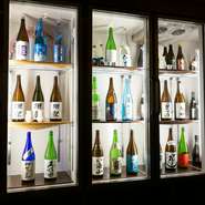 日本酒は各地の地酒や季節のものをはじめ、和食によく合うこだわりのラインナップが並びます。料理に合わせて様々な銘柄を「ペアリング」します！お互いの味を引き立てあう組み合わせを是非お楽しください！