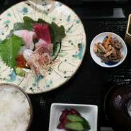 その時期の旬の鮮魚のお刺身を盛合せたご膳です。魚種はその時期の旬の鮮魚を仕入れております。
