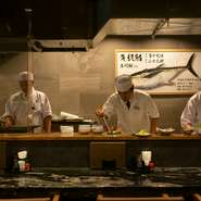 洗練された雰囲気の店内は、大切な方とのお食事ふさわしい空間