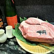 ここでしか味わえない壱岐牛×日本酒のマリアージュをお愉しみ下さい。
【壱岐牛炭火焼き】
備長炭で炭の香りを纏い、じっくりと表面を焼かれたミディアムレア
表面の香ばしさと肉と肉汁の甘味と旨み。
合わせるは、壱岐で醸される
【よこやまＳＩＬＶＥＲ　純米吟醸　火入れ】
凛とすっきりした飲み口ながら、完熟フルーツのような後味を持つ日本酒
フルーツソースのような余韻が、より壱岐牛の旨みを引き立ててくれます。