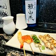 海鮮串：鮭いくら、甘鯛、海老
ワニロース串：鶏のササミの様な味わい
ワニタン串：脂の甘味を楽しめる
個性の強く味の属性が違うので引き立たせるよりも寄り添うようなお酒を合わせます。
岐阜県養老郡　玉泉堂酒造が醸す
【無風　純米酒　別拵】
無風と書いて「むかで」と読みます。
非常に滑らかで、優しい飲み口。
食事の邪魔をせず、ひっそりと食事に連れ添う優しさのあるお酒です。