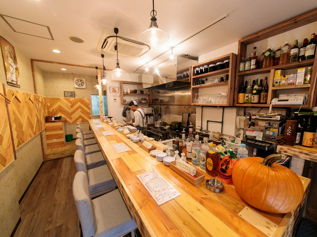 ちょい呑みだけでも大歓迎。カウンターは店長と話せる特等席