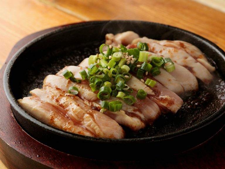 ジュワ〜っと熱々。食欲が湧いてくる『地鶏のたたき　にんにく焦がし醤油』