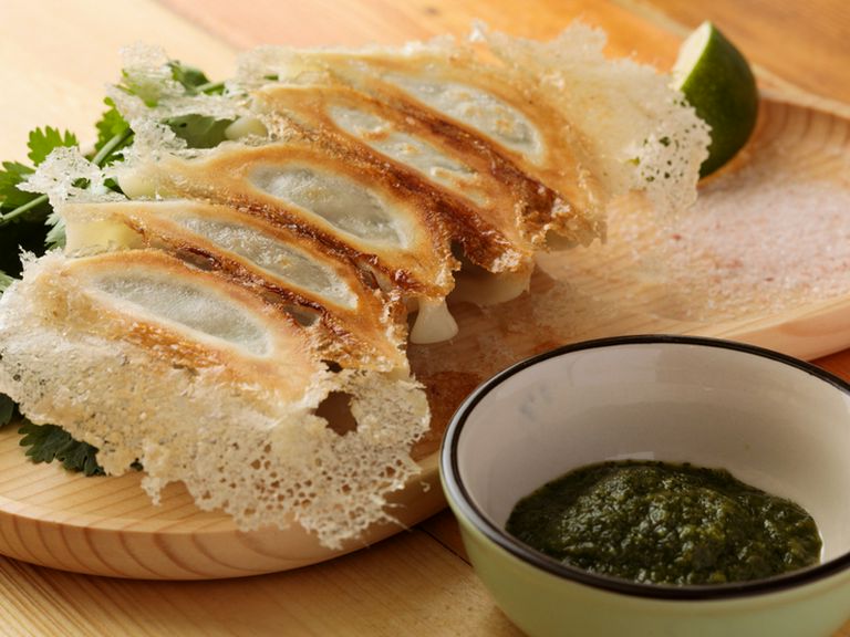 パクチー好きのための料理、ココにあり。ライムと岩塩を添えた『ラムパクチー餃子（5ヶ）』