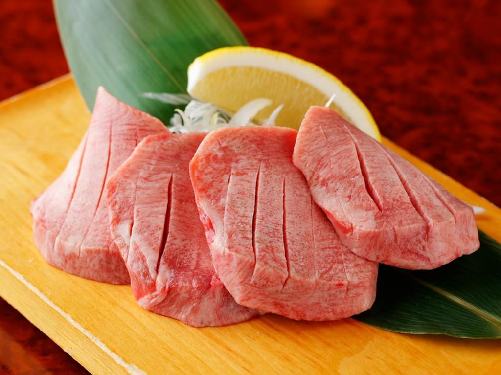 タンの中でも特別な美味しさが堪能できる『特選厚切りタン塩』当店の看板メニュー。