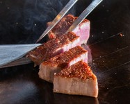カルパッチョは高知県産の地魚を中心に使用しており、お野菜は地元の湘南野菜を中心に旬の有機野菜にこだわっております。メインには肉質にこだわって厳選した黒毛和牛のステーキを味わえるコースです。