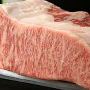 赤身と脂身のほど良いバランスが鉄板焼きステーキにぴったりの最高級A5ランク黒毛和牛。産地にこだわらず、赤身の旨味と脂の甘みにこだわり、自らの目で厳選したお肉のみを仕入れています。