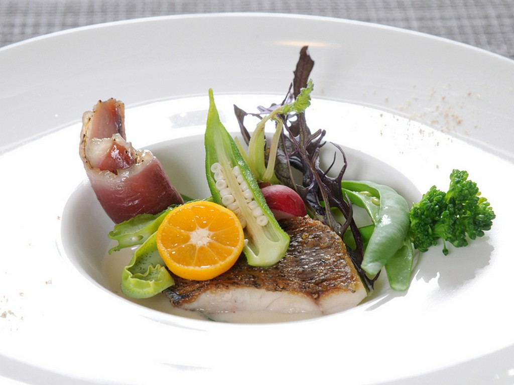 沖縄県産の食材をふんだんに使用した『県産地魚のポワレ　ヴァンブランソース』