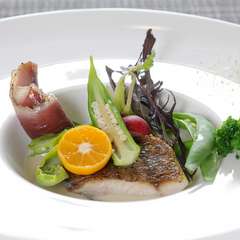 沖縄県産の食材をふんだんに使用した『県産地魚のポワレ　ヴァンブランソース』